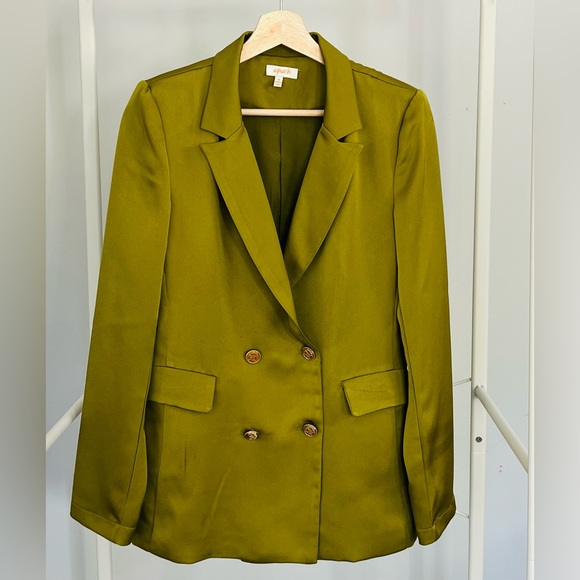 Elegant Olive Women's Blazer - Picture 2 of 3